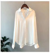 Trine Olsen | Satinbluse i Guld med Elegant Finish