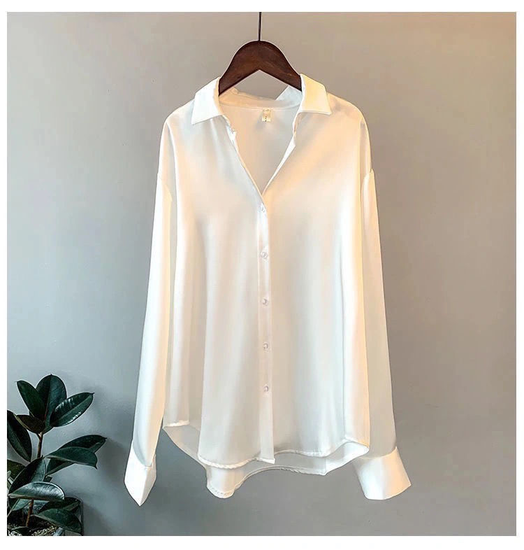 Trine Olsen | Satinbluse i Guld med Elegant Finish