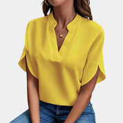Amélie Dubois | Elegant V-hals bluse med moderne detaljer
