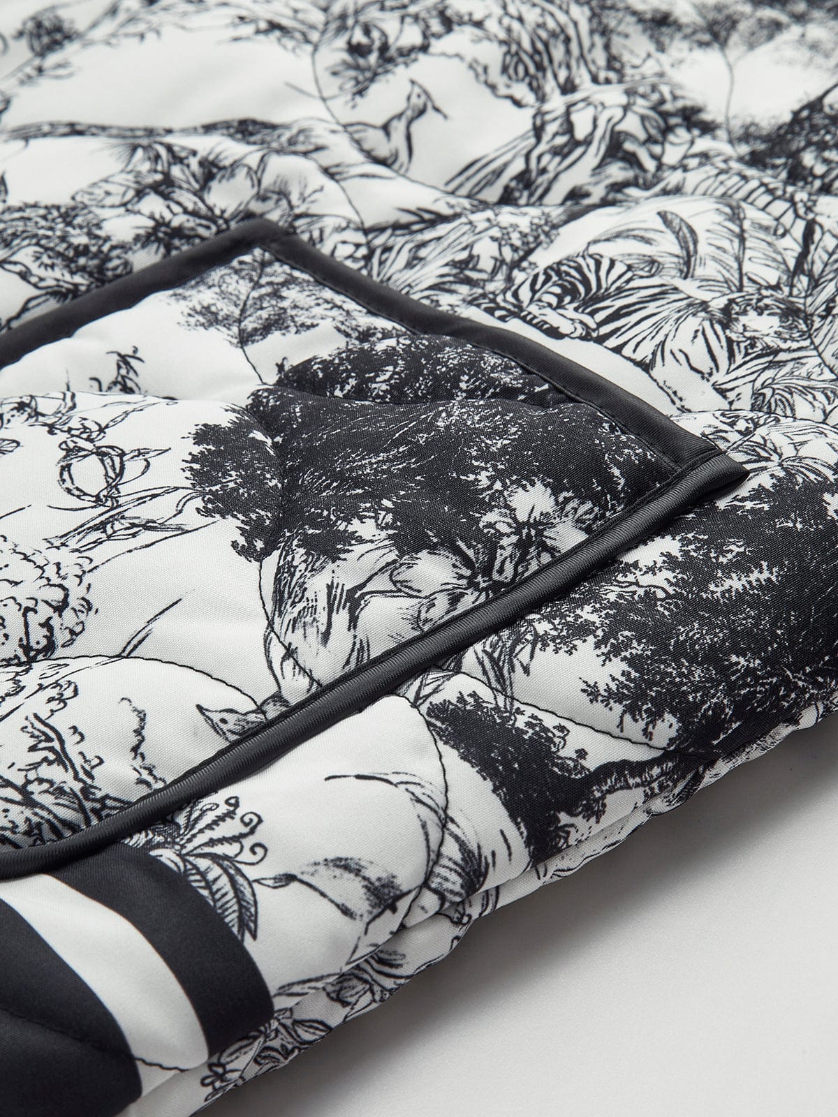 Constance Adelaide | Sort-hvid toileprint quiltet jakke med kontrastpiping