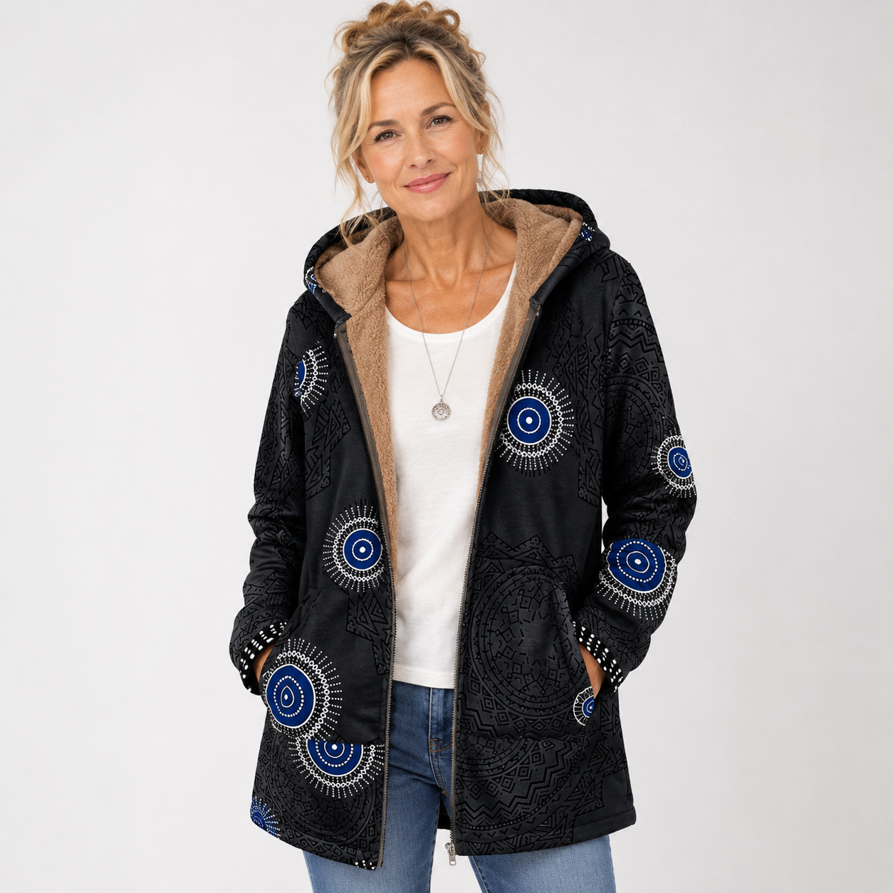 BettinaStorgaardHoodedjakkemedetniskprintogplysfor-model.png