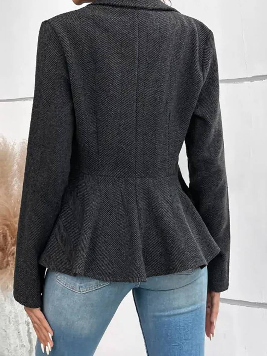 Caterina Villelmo | Kort Blazer med Chevron-mønster og Peplum-snit