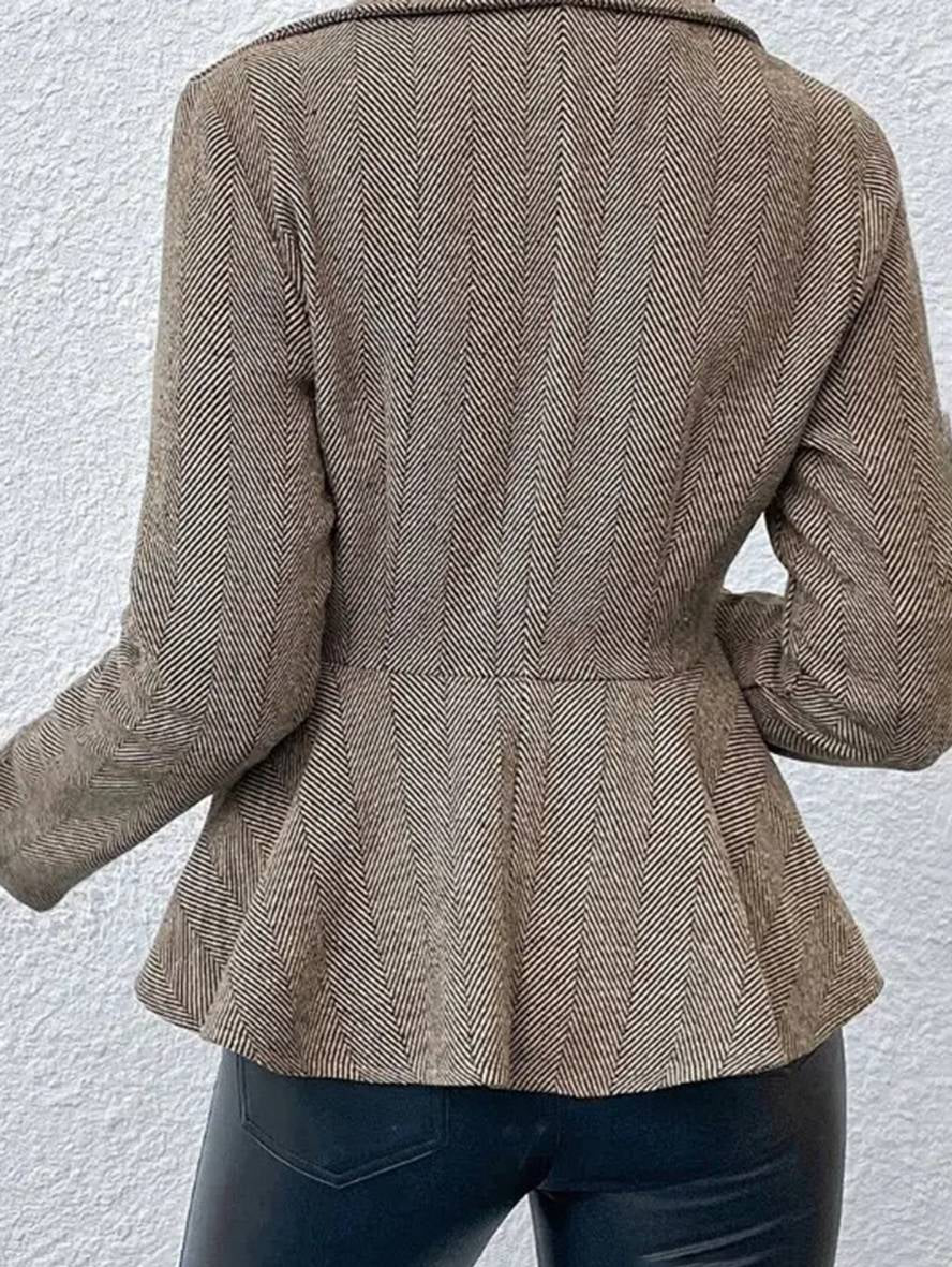 Caterina Villelmo | Kort Blazer med Chevron-mønster og Peplum-snit