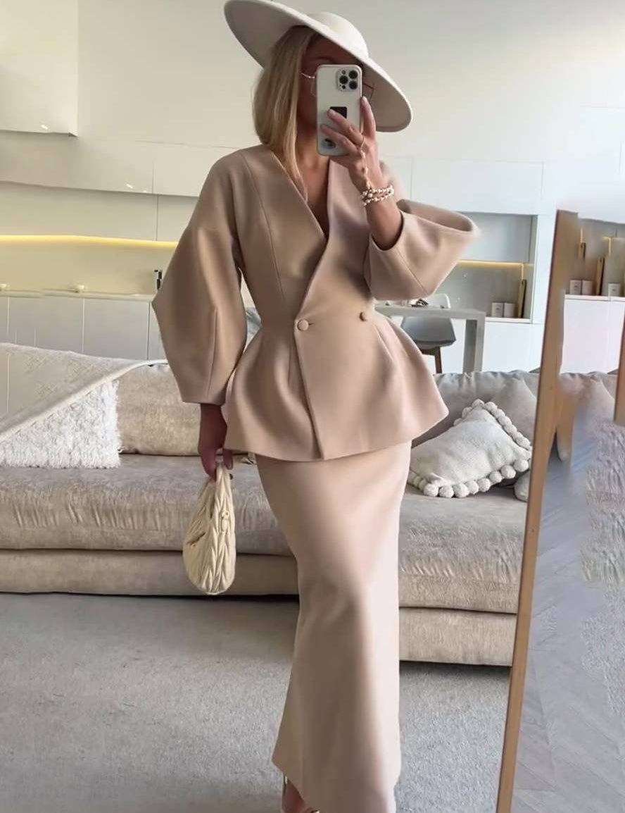 Marisa Vincenti | Elegant to-delt sæt med figursyet blazer og maxi-nederdel