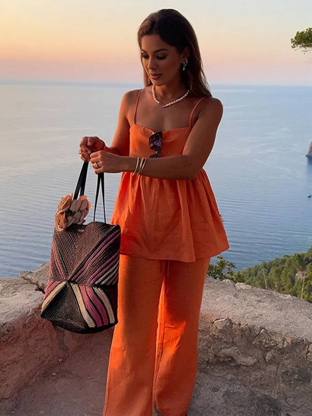 Aurore Valenti | Sommersæt i orangered med spaghetti-top og vide bukser