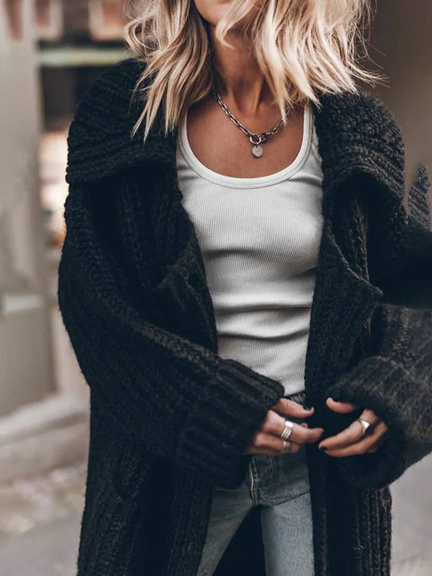 Margherita Ashford | Oversized Cardigan i Beige med Knaplukning og Revers