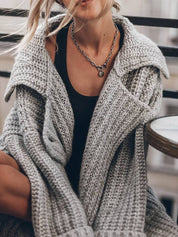 Margherita Ashford | Oversized Cardigan i Beige med Knaplukning og Revers