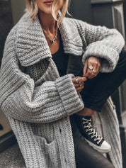 Margherita Ashford | Oversized Cardigan i Beige med Knaplukning og Revers