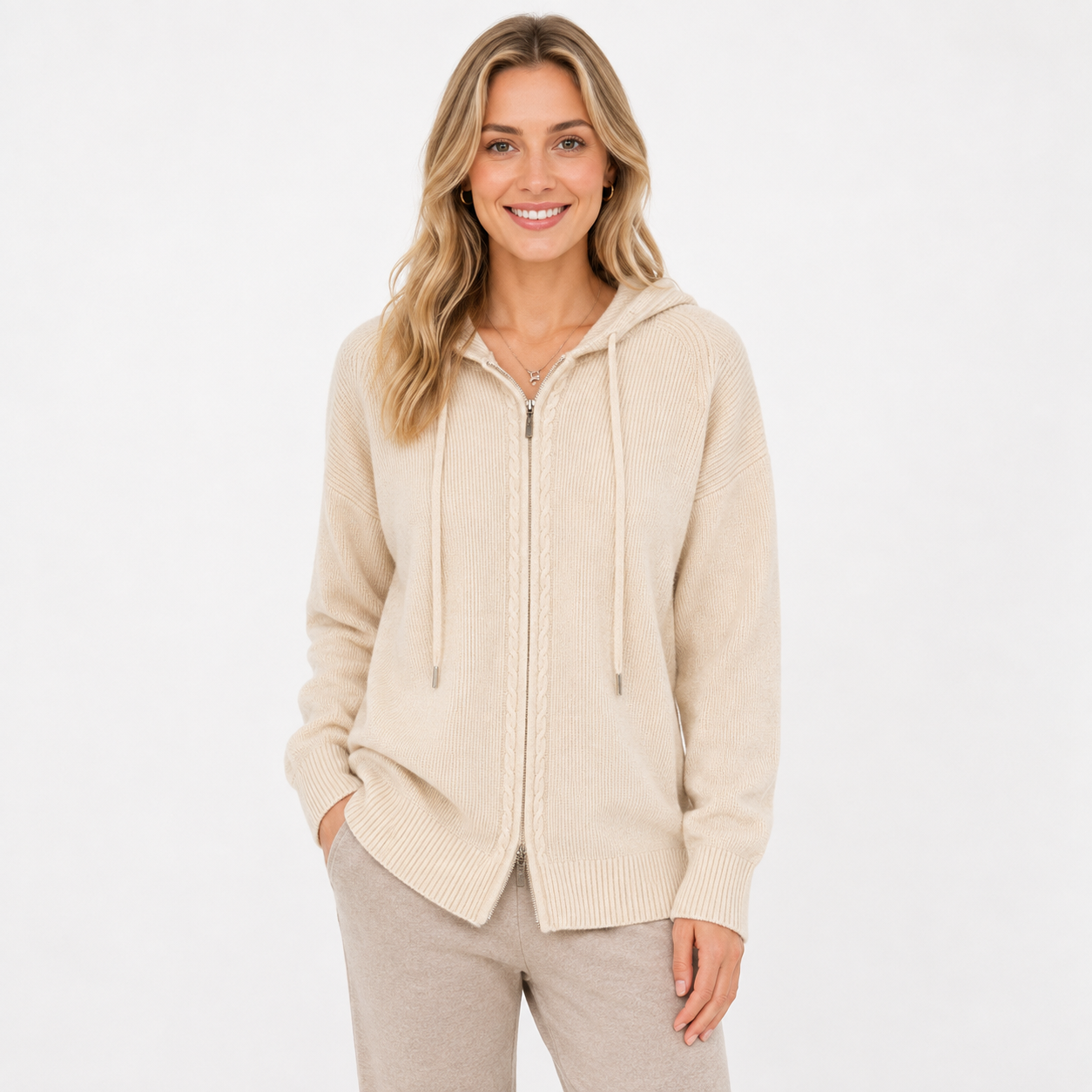 CamillaDahlStrikkethoodie-cardiganmedlynlasibeige-model.png