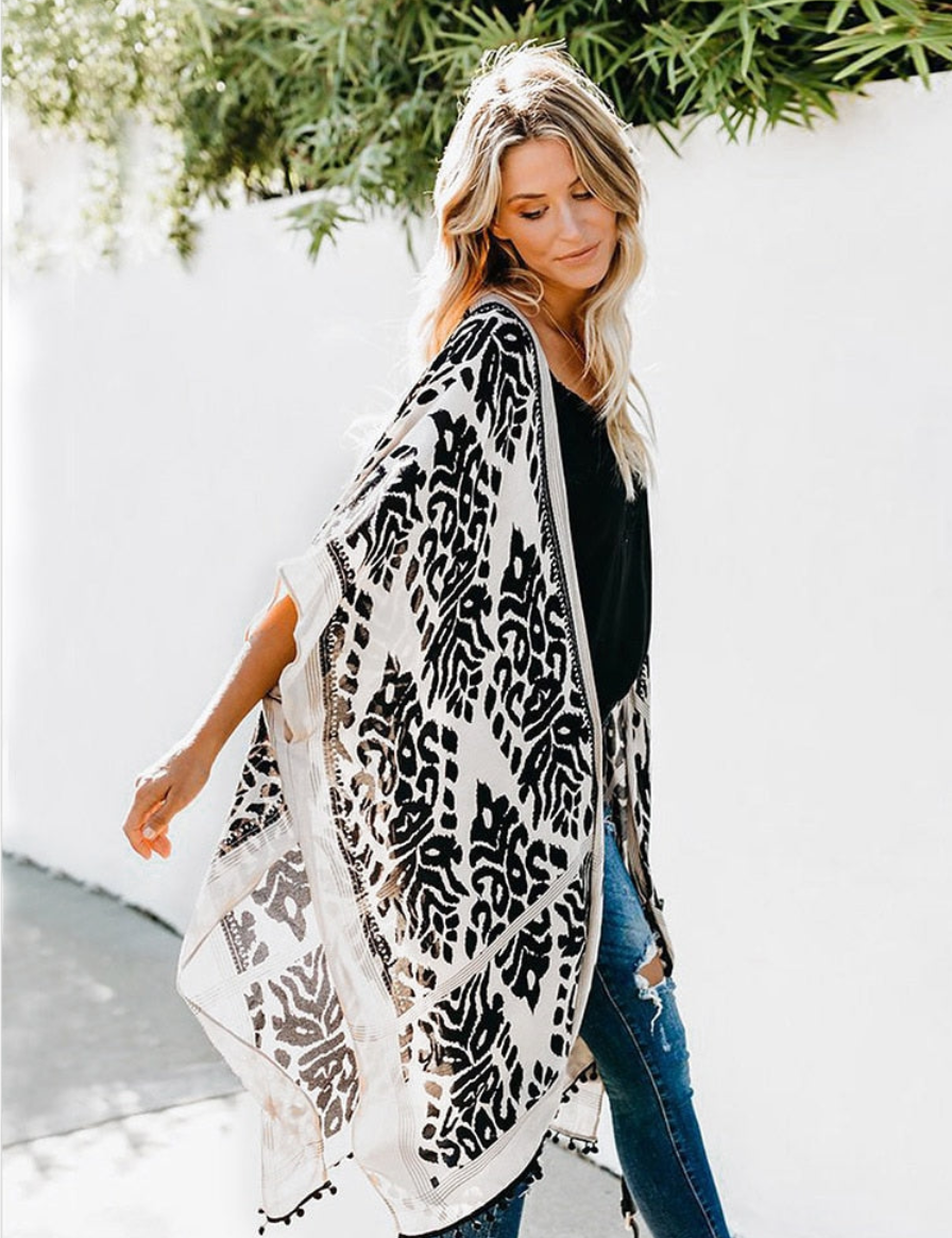 Margherita Ashford | Boho-Kimono i Hvid & Blå med Etnisk Mønster og Frynser