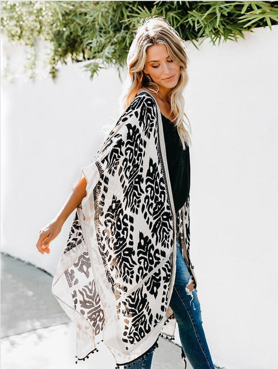 Margherita Ashford | Boho-Kimono i Hvid & Blå med Etnisk Mønster og Frynser