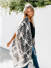 Margherita Ashford | Boho-Kimono i Hvid & Blå med Etnisk Mønster og Frynser