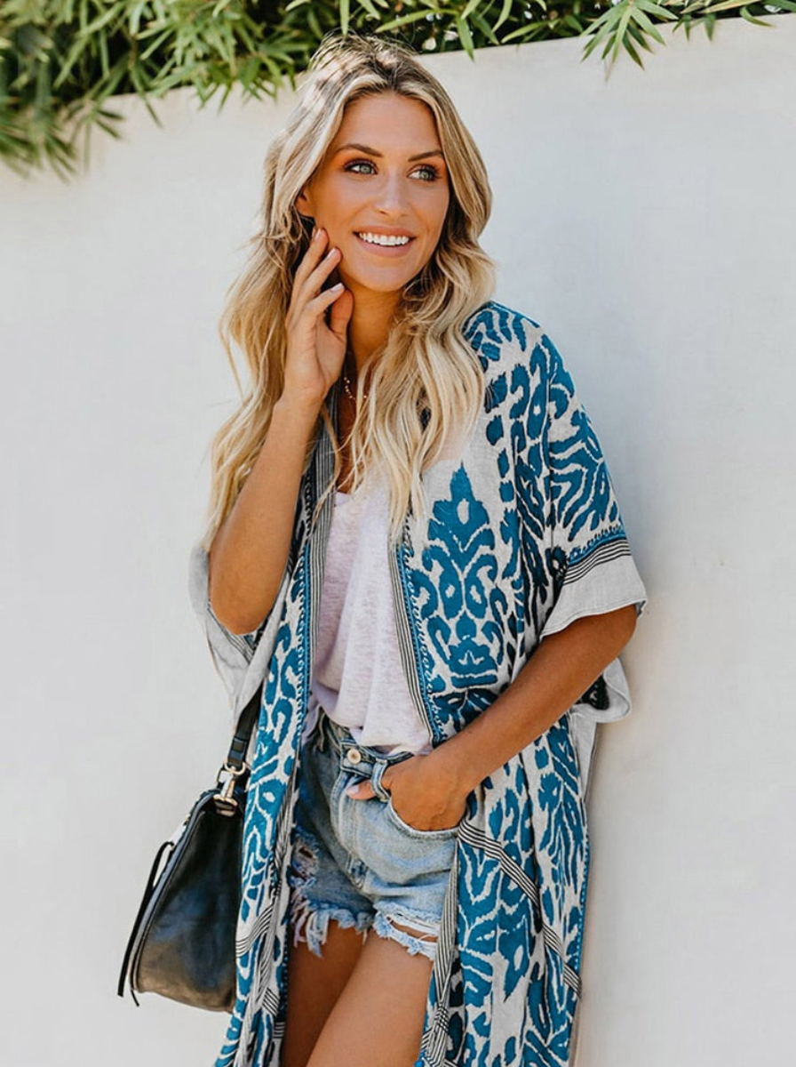 Margherita Ashford | Boho-Kimono i Hvid & Blå med Etnisk Mønster og Frynser