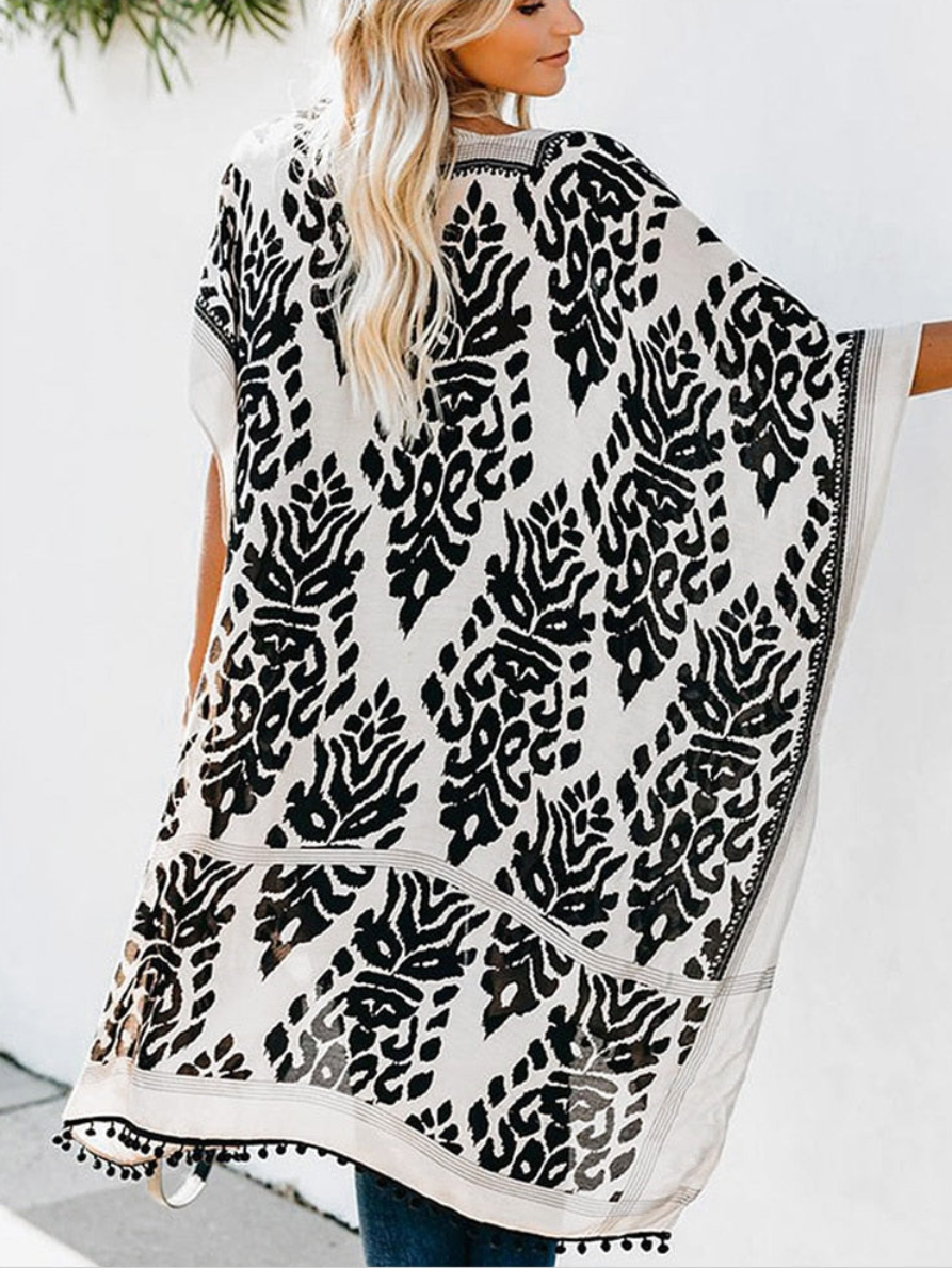 Margherita Ashford | Boho-Kimono i Hvid & Blå med Etnisk Mønster og Frynser