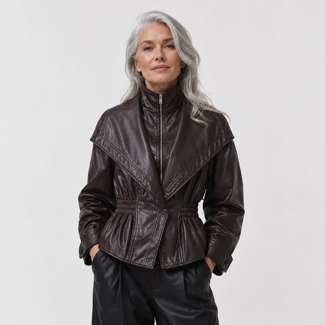 Geneviève Laurent | Taljeret kunstlæderjakke med stor reverskrave til kvinder