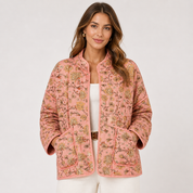 Estelle Sorenson | Vatteret Quiltet Jakke i Rosa med Blomsterprint