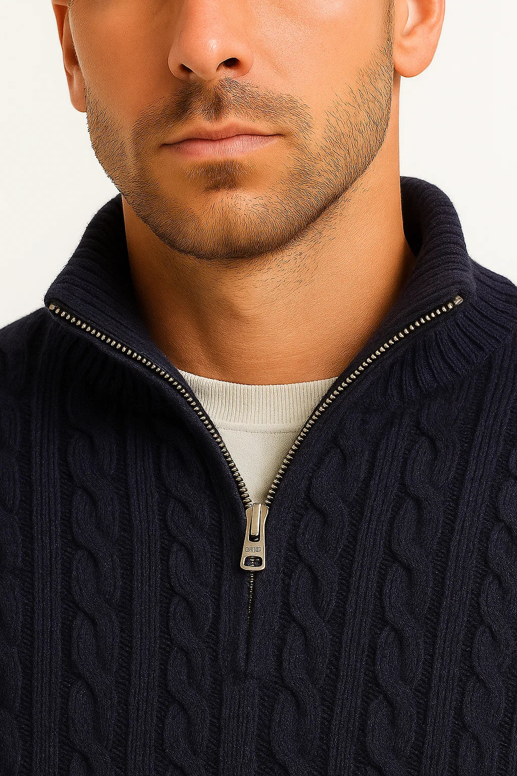 Kasper Wittrup | Kabelstrikket Sweater med Halv-Lynlås i Marineblå