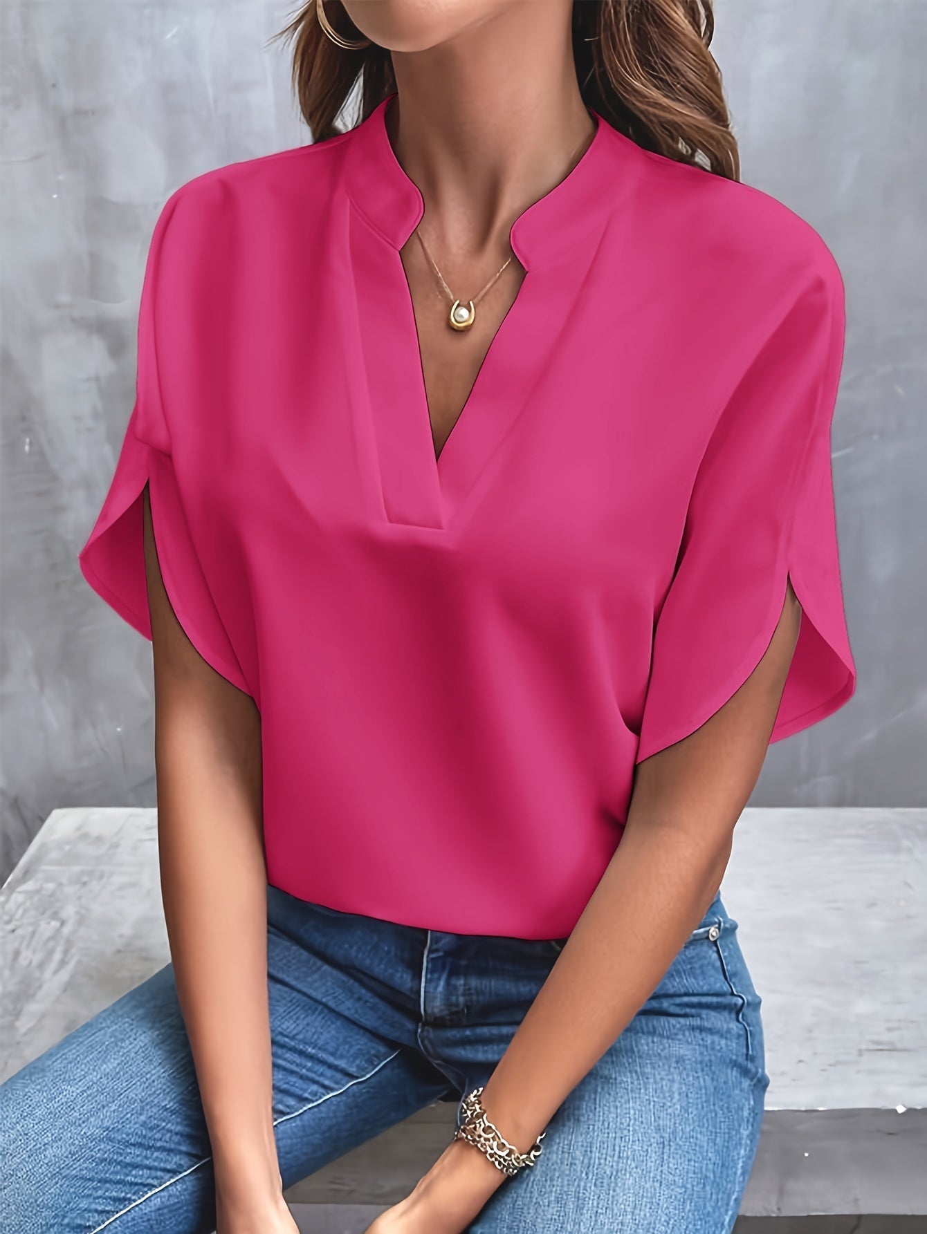 Olivia Beaumont | V-Bluse med Ståkrave og Korte Ærmer