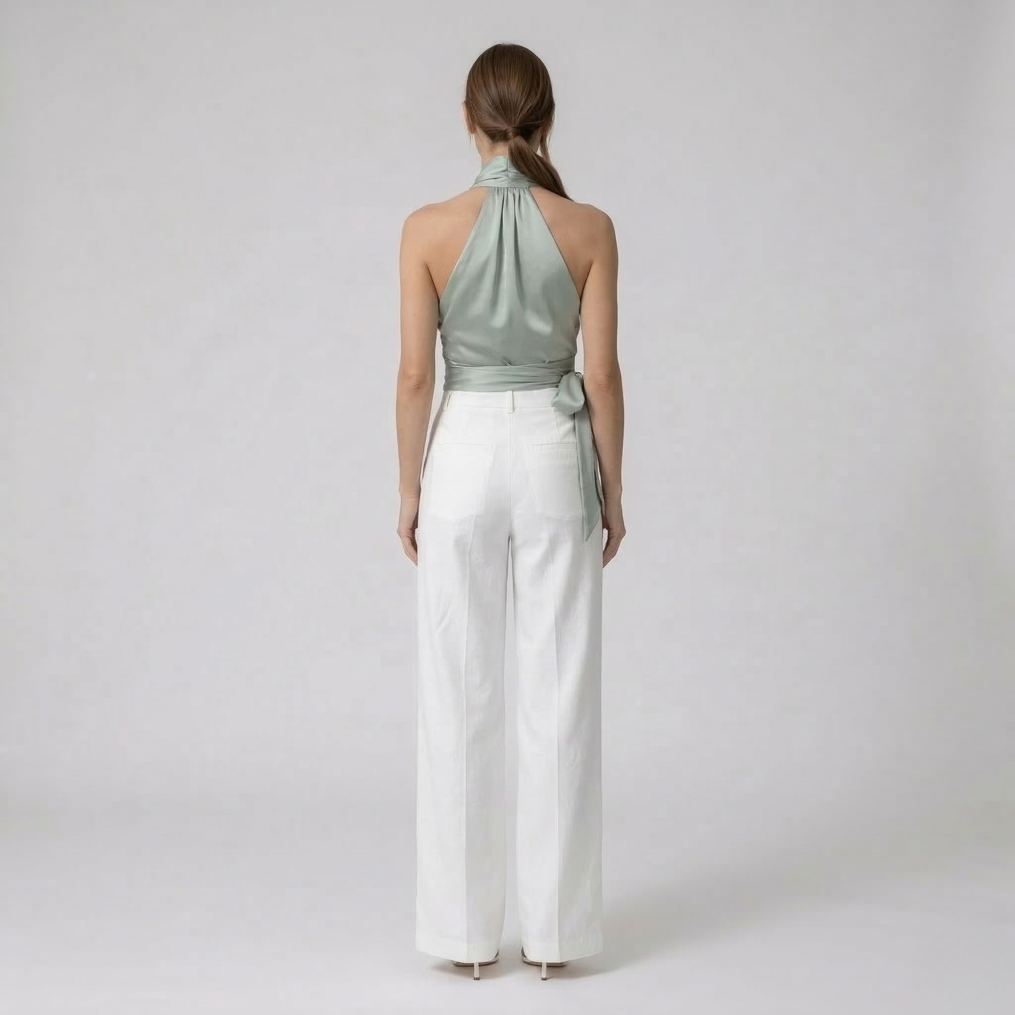 Elena Ricci | Elegant satin top til kvinder med asymmetrisk halterneck