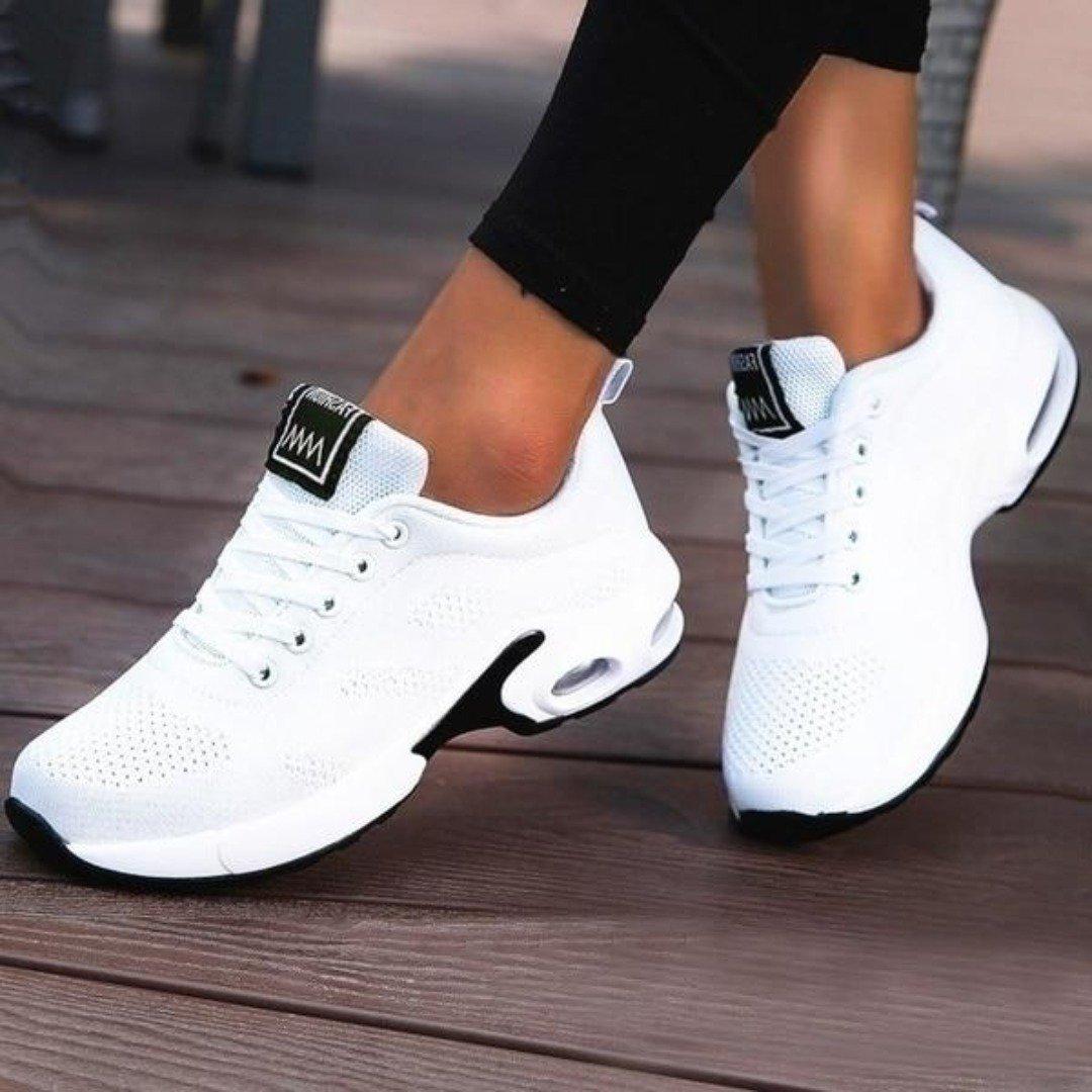 Valentina Ashborne | Letvægts-Sneakers i hvid med sort detaljer