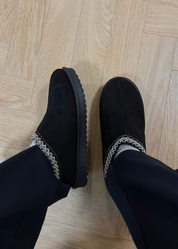 Daniela Romero | Slip-in hjemmesko i sort ruskind med broderet kant
