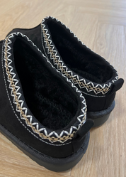Daniela Romero | Slip-in hjemmesko i sort ruskind med broderet kant