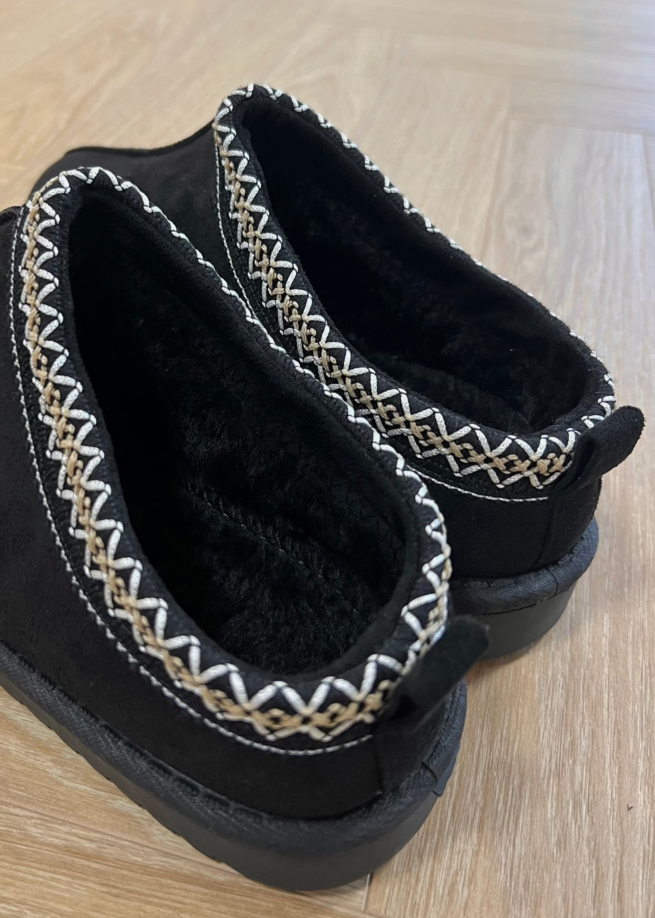 Daniela Romero | Slip-in hjemmesko i sort ruskind med broderet kant