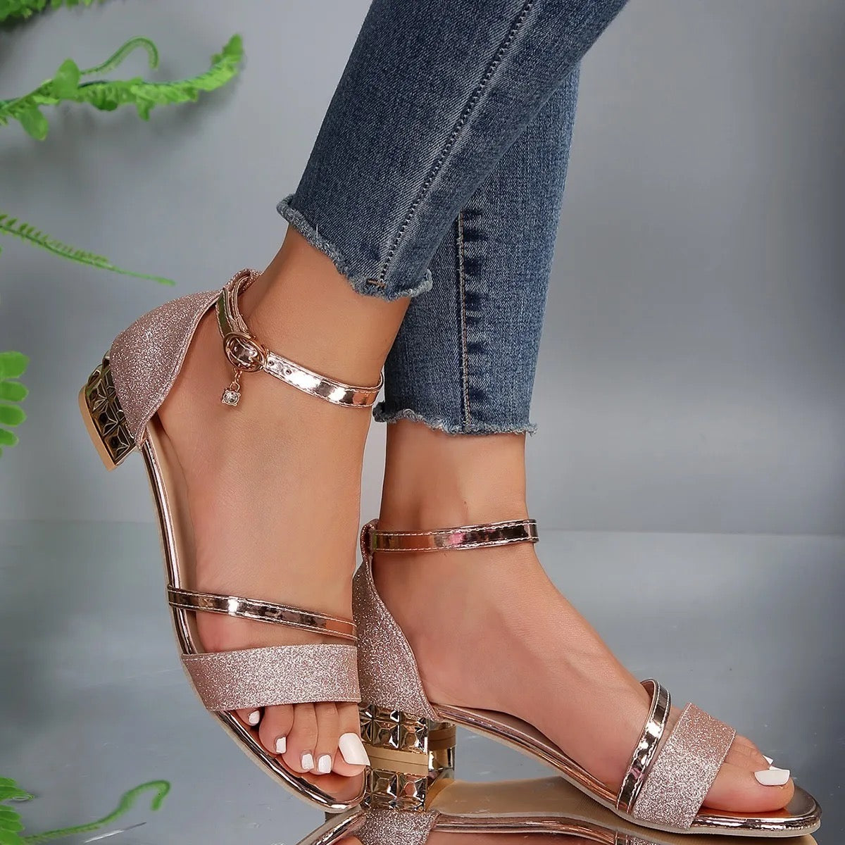 Isabelle Laurent | Erotiske sandaler til kvinder med transparente remme og metallic detaljer
