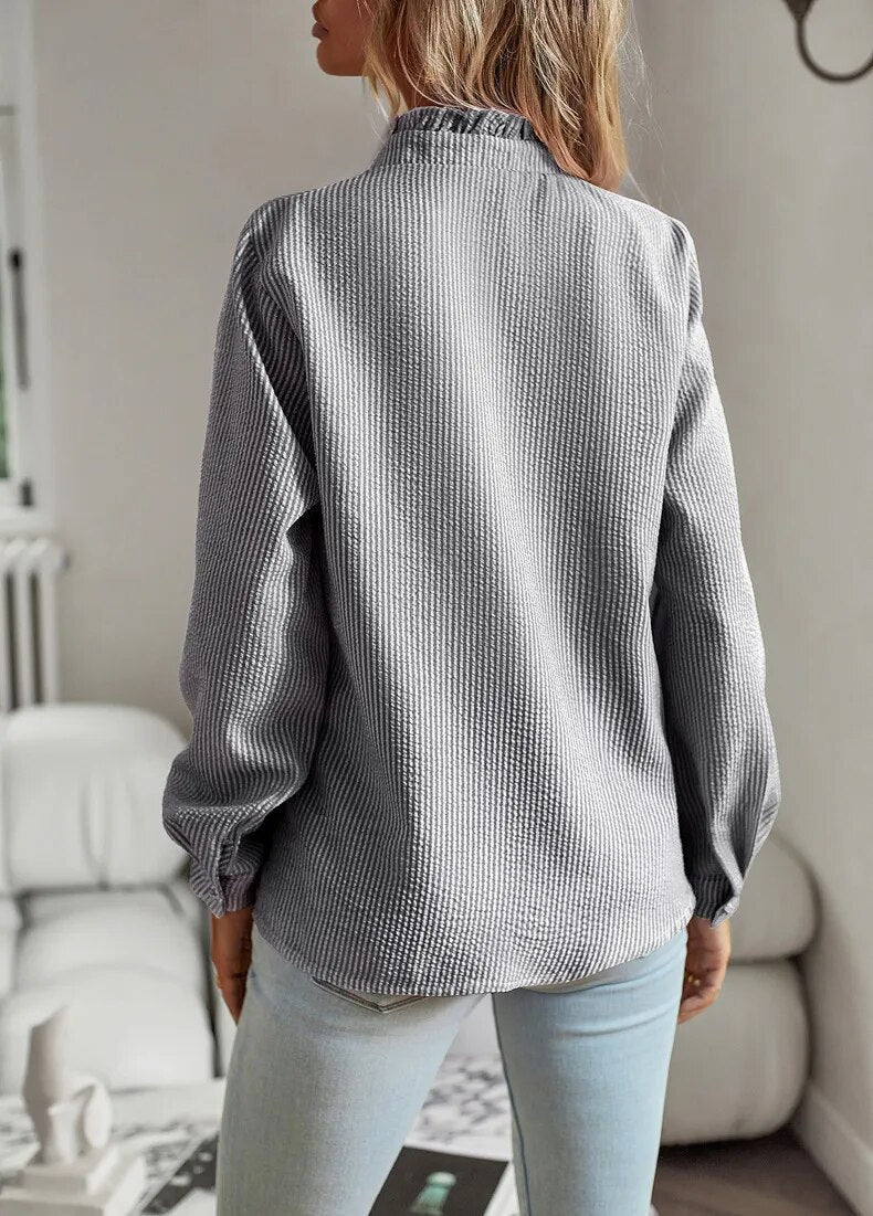 Geneviève Laurent | Elegant flæsebluse med knapdetaljer til kvinder