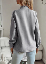 Geneviève Laurent | Elegant flæsebluse med knapdetaljer til kvinder