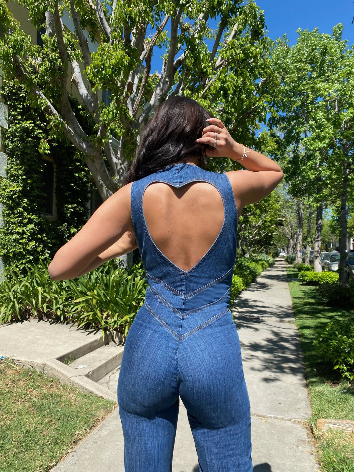 Margot Sinclair | Denim-dragt med hjerteformet udsnit og flare-ben