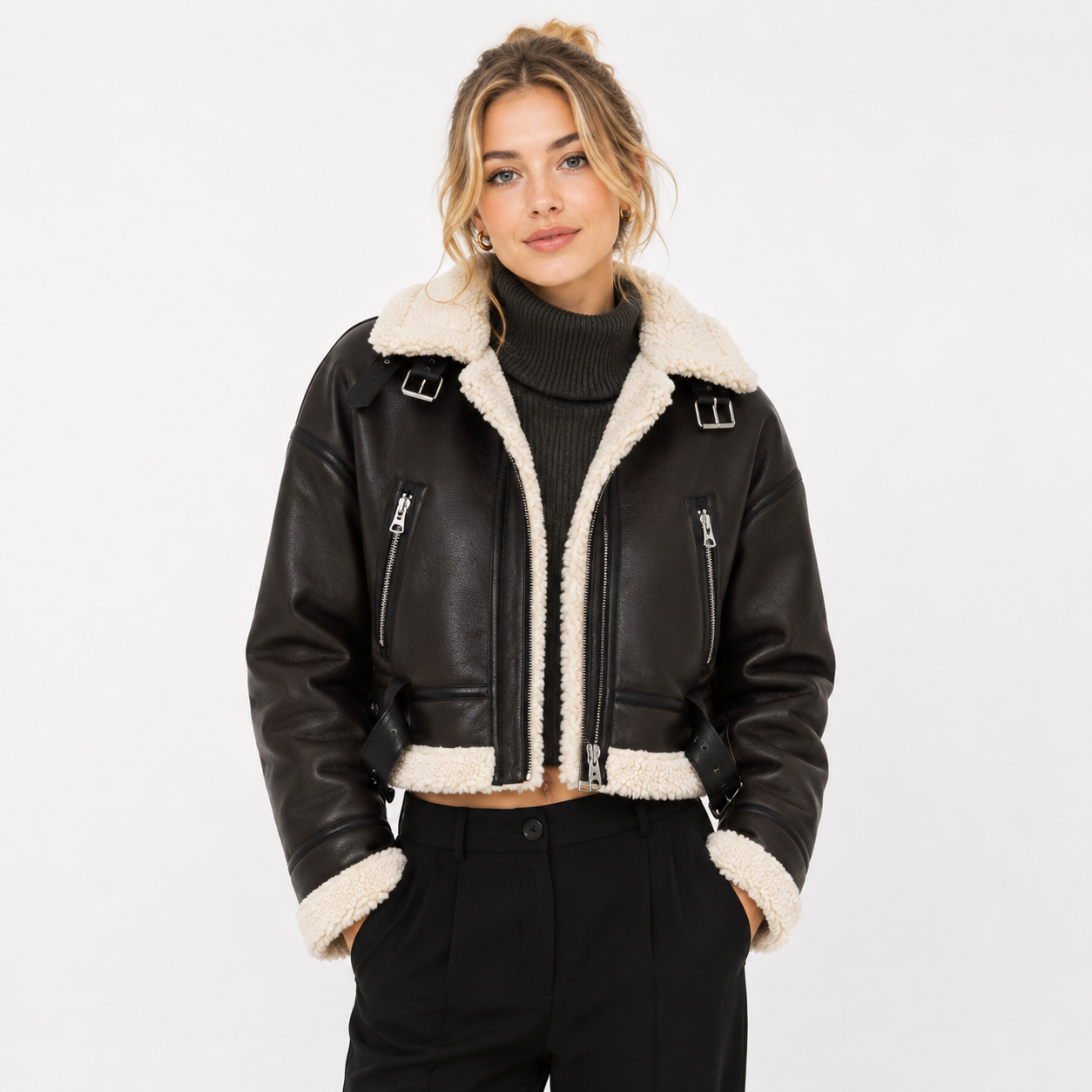 LaerkeJuulCroppedshearling-jakkeilaederlook-model.png