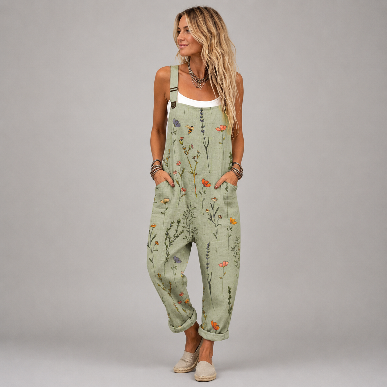 Lena Rasmussen | Blomstret overall i sage-grøn med vildblomster-print til kvinder