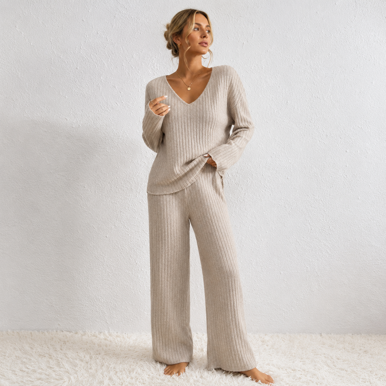 LotteAndersenRibstrikketpyjamasaetmedV-halsibeige-model.png