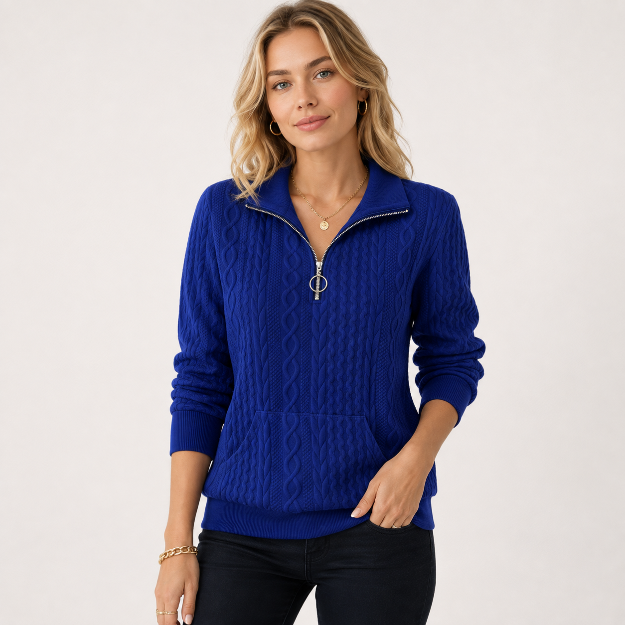MajaThomsenSweatshirtmedKortLynlasiKabelstrik-model.png