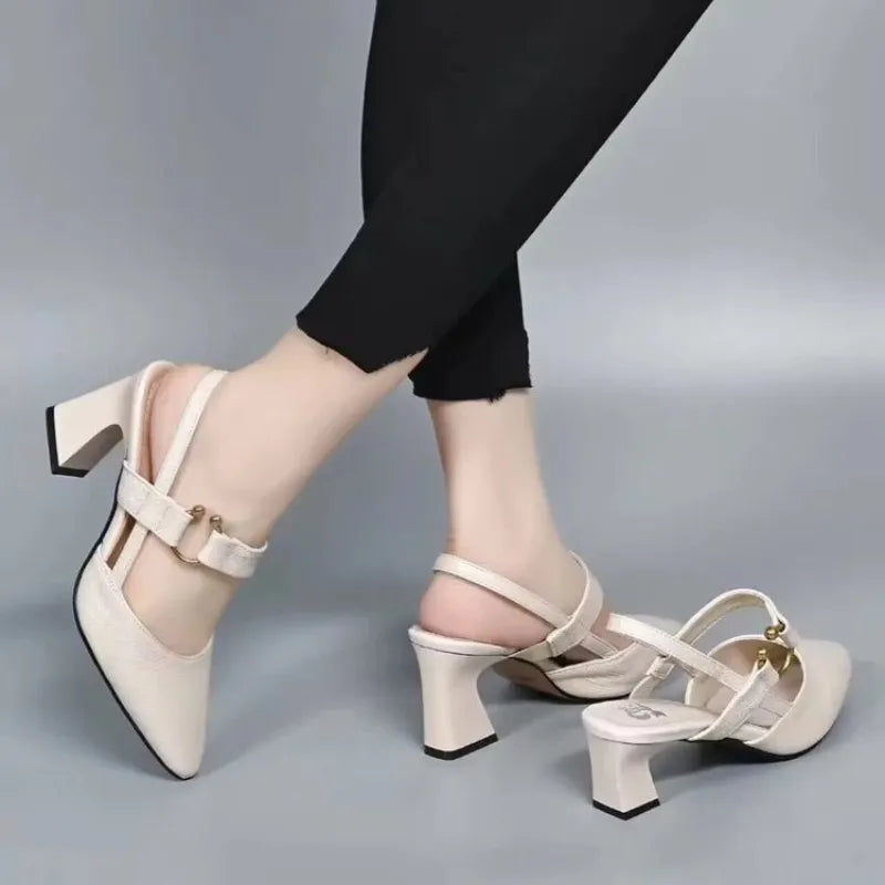 Charlotte Dubois | Erotiske pumps til kvinder med blokhæl og elegant remdesign