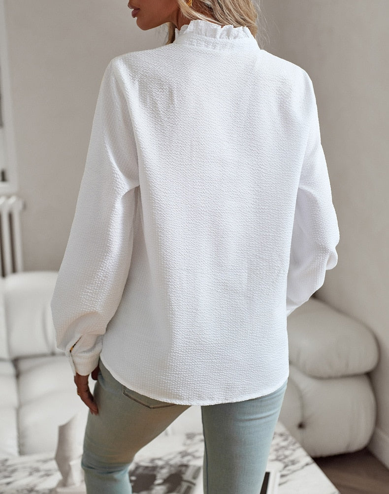 Geneviève Laurent | Elegant flæsebluse med knapdetaljer til kvinder