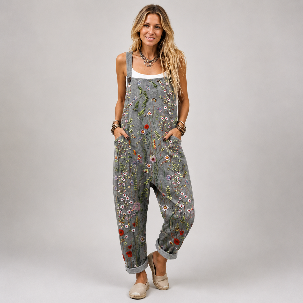 Nanna Jørgensen | Blomstret Overall med Broderi-Print til Kvinder