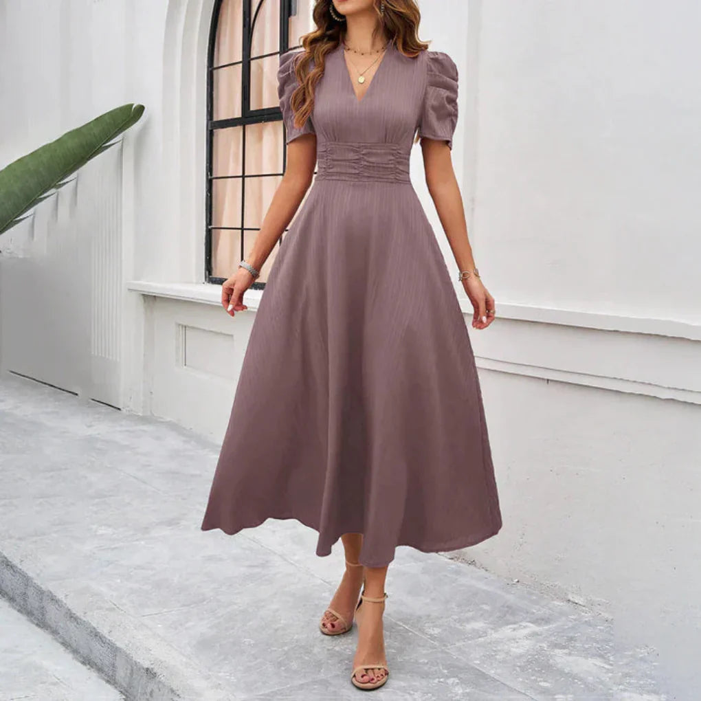 Elena Ricci | Elegant luksus midi kjole med rynket talje