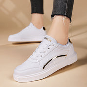 Lola Ferrante | Hvide fashion sneakers med gulddetaljer til kvinder