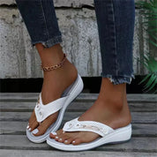 Aurora Salvatore | Kilesandaler med Perforeret Design og Gulddetaljer