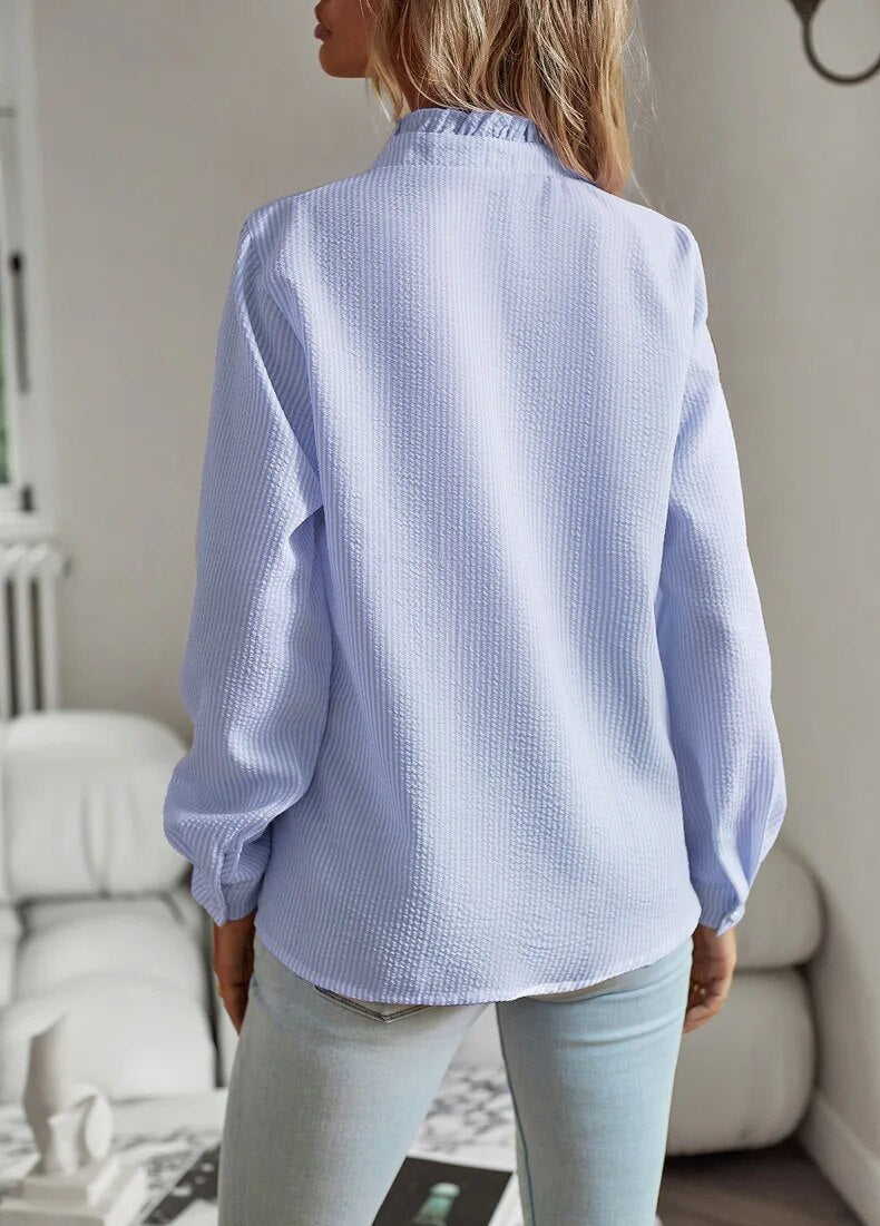 Geneviève Laurent | Elegant flæsebluse med knapdetaljer til kvinder