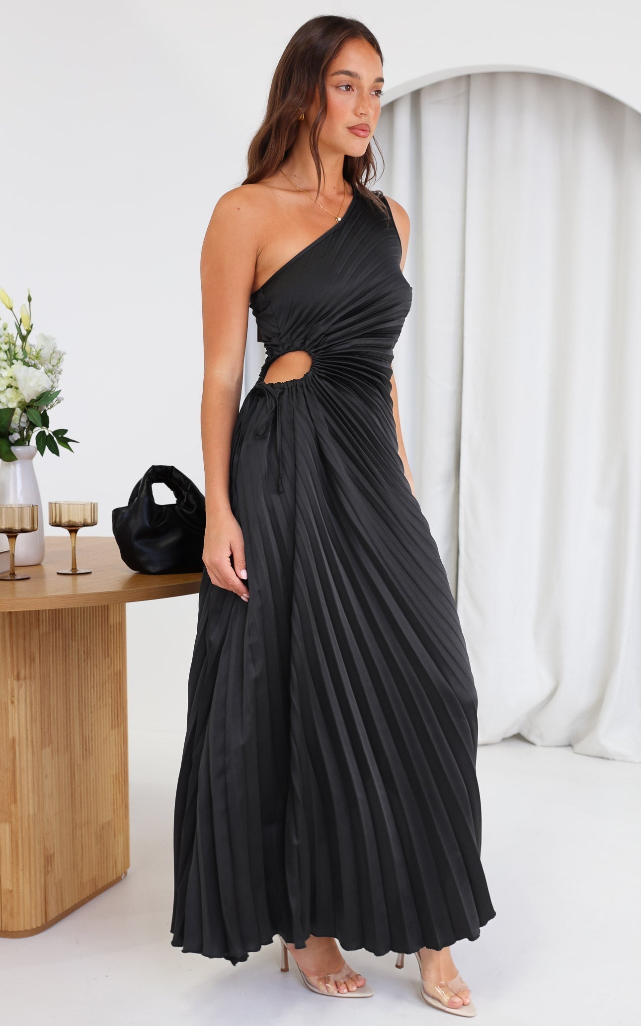 Valentina Noir | Maxi-kjole i klassisk sort med elegant silhuet