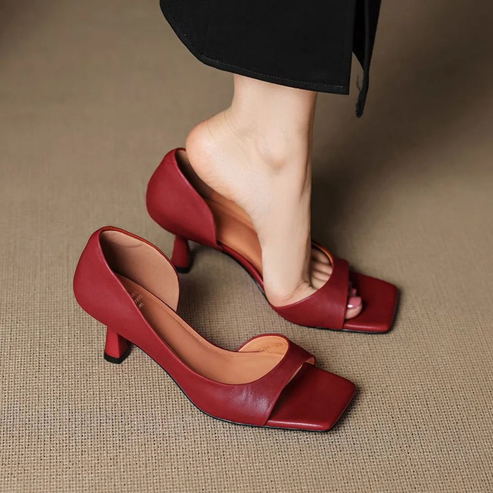 Rode_sandal_haele_med_ben_firkantet_t_30444bd3-85e2-4a19-8b39-c4293696f9fe.webp