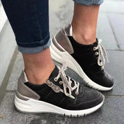 Maja Christensen | Sneaker in Grün und Beige mit Schnürsenkeln