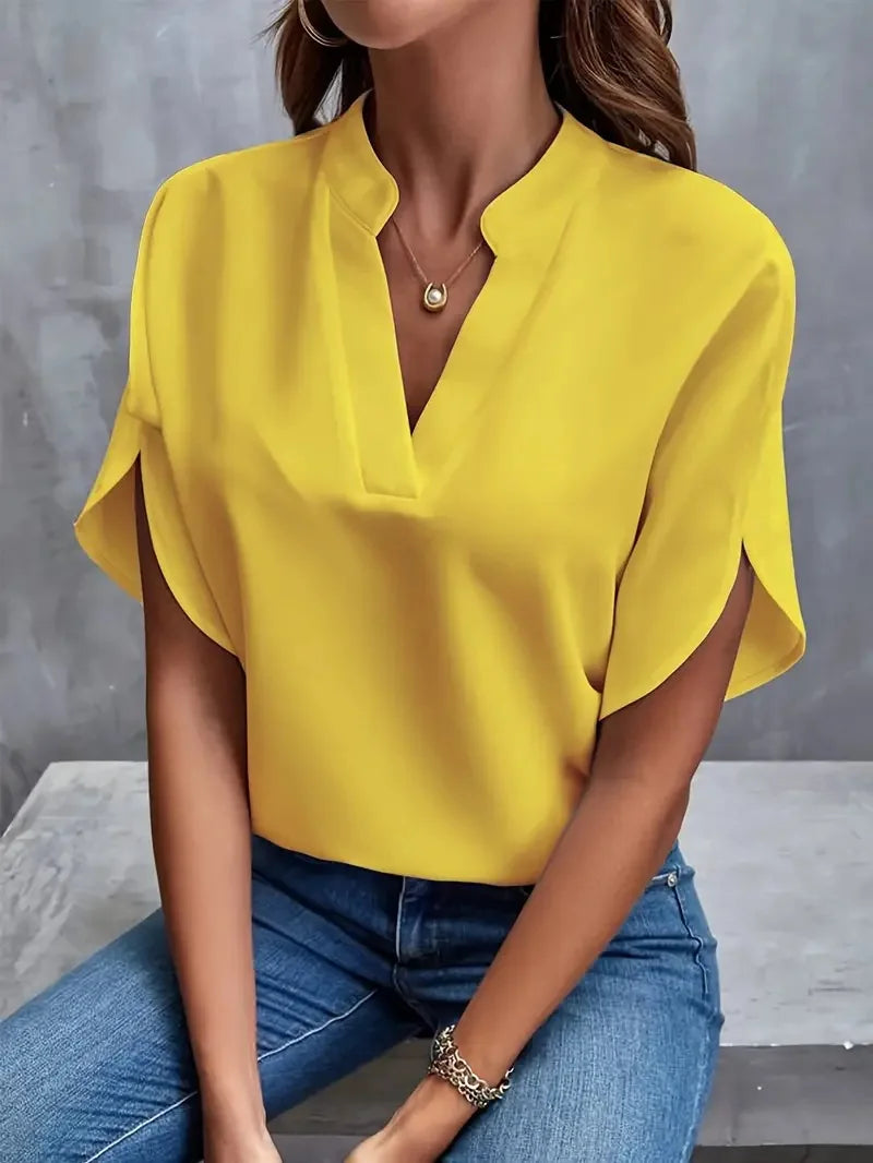 Amélie Laurent | Elegant V-hals bluse med flydende silhuet
