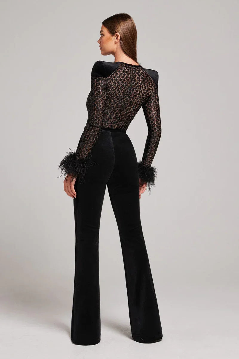 Venetia Roselli | Elegant Festjumpsuit med Blonder & Fjer Detaljer