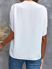 Amélie Laurent | Elegant V-hals bluse med flydende silhuet