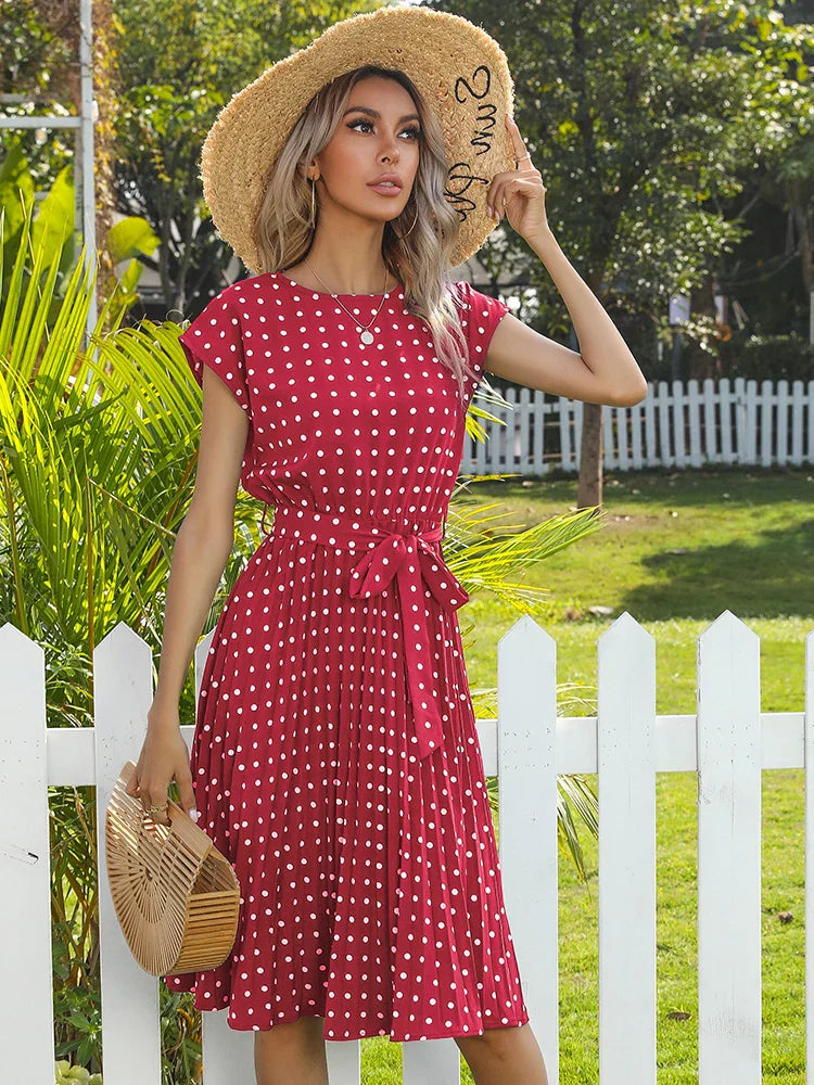 Sophie Moreau | Midi-kjole med plisseret design og klassiske prikker