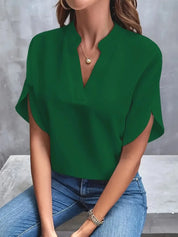Amélie Laurent | Elegant V-hals bluse med flydende silhuet